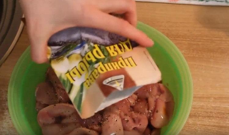 Polvilhe o leite com tempero para peixe.