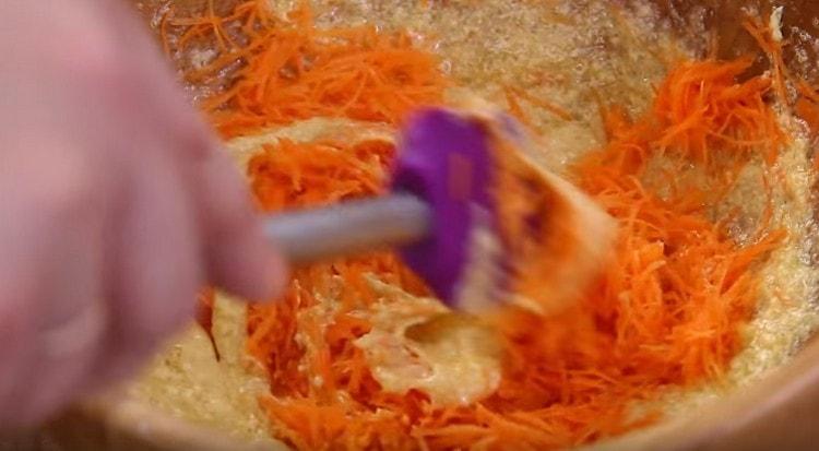 Add carrots to the dough, mix everything.