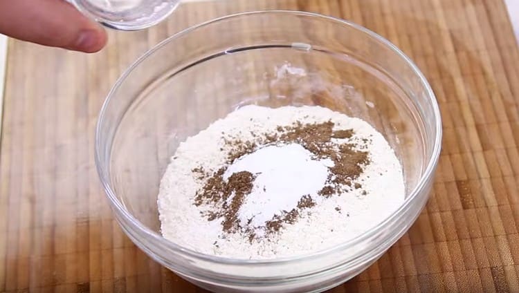 Mix flour with cinnamon and baking powder.