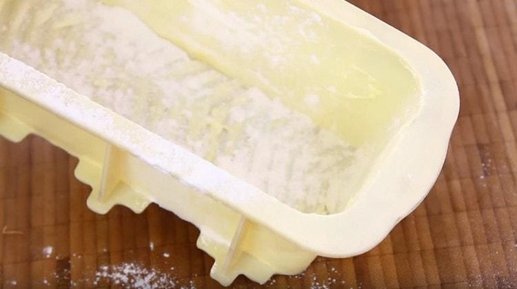 Lubricate the cake pan with butter and lightly sprinkle with flour.