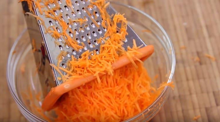 Rub the carrots on a fine grater.