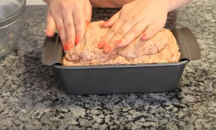 Compactăm carnea tocată cât mai strâns.