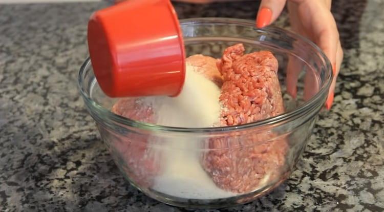 Carnea tocată este combinată cu pesmetul.