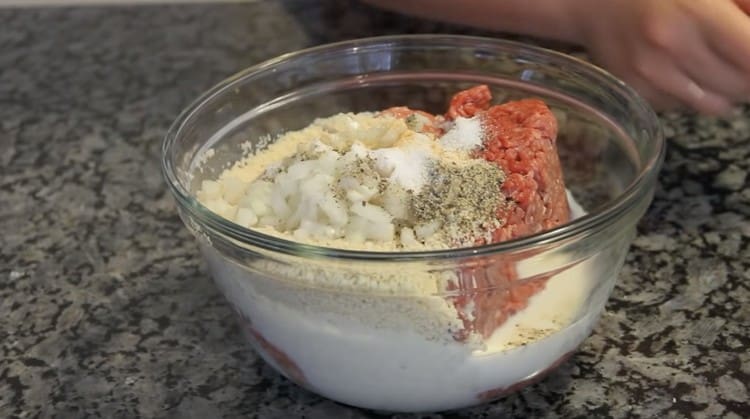 Adăugați ceapa tocată, sare, piper.