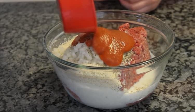 Adăugați și ketchup.