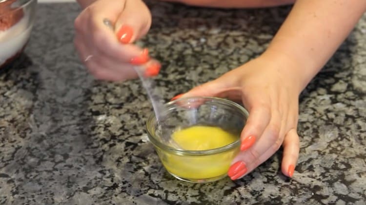 Separat, bateți oul cu o furculiță.