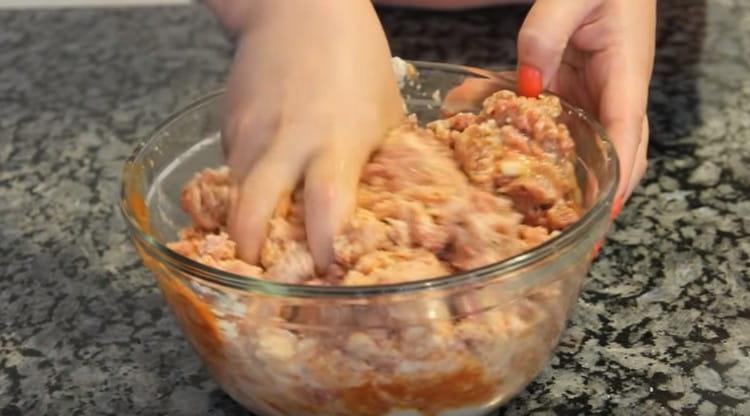 Se amestecă bine carnea tocată.