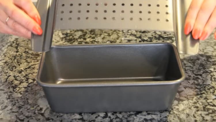 Este convenabil să pregătiți pâinea cu carne într-o formă specială.