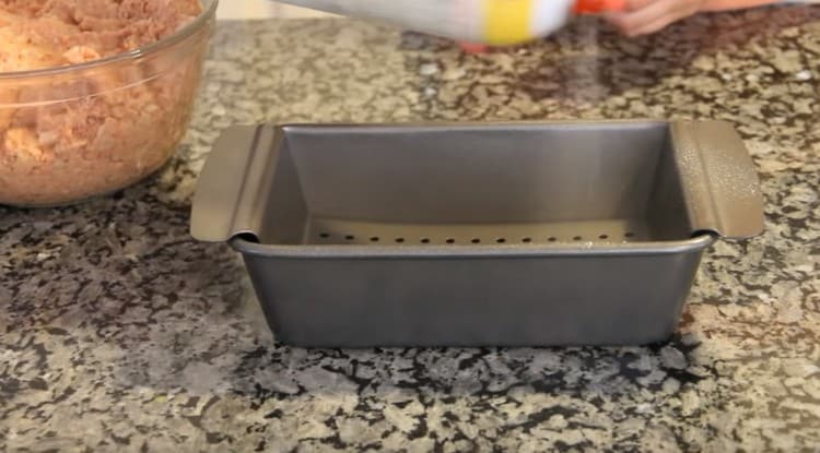 Pulverizați forma cu ulei vegetal.