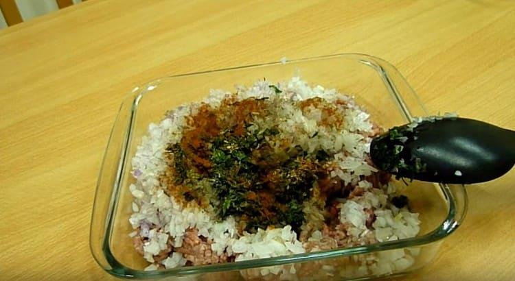 Condimentează carnea tocată cu mirodenii după gust.