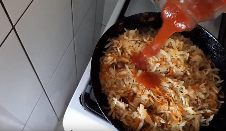 När kålen är mjuk, tillsätt tomatsås eller pasta.