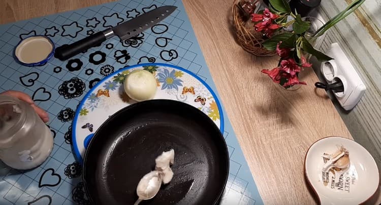 Sätt lite smult på pannan och låt det smälta.