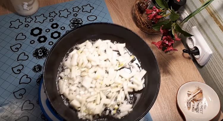 Lägg lökarna i en stekpanna och stek.