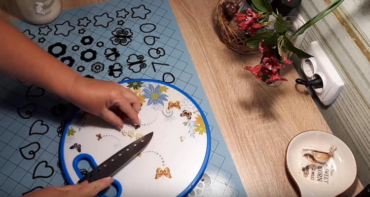 Slip vitlök och tillsätt löken i en kastrull.