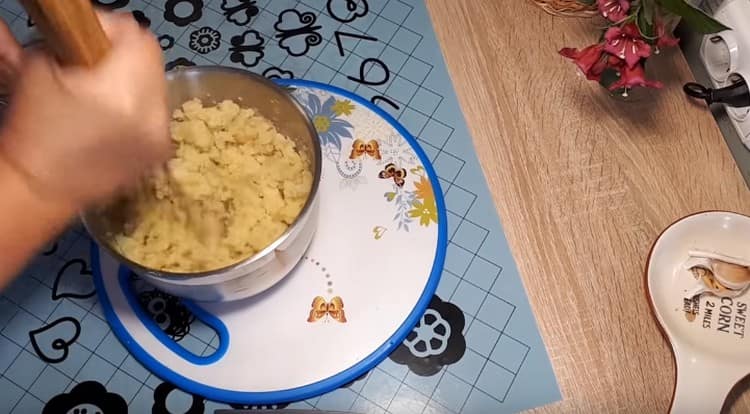 Knådade de färdiga potatisarna i potatismos, tillsätt lök med vitlök till den.