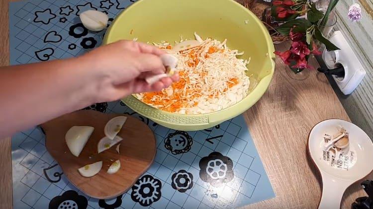 Tillsätt löken, skivad i halva ringar, i fyllningen.