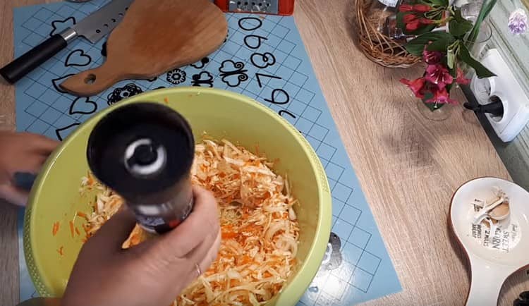 Tillsätt kryddor, peppar.