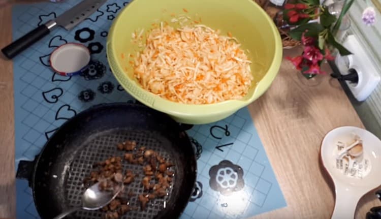 Stek spisen i en skål i skivor tills sprickorna bildas.