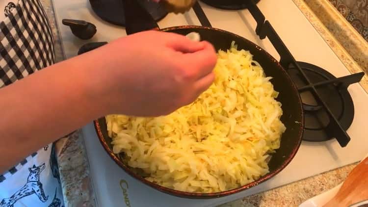 Pentru a face umplutura de varză pentru plăcinte, adăugați condimente