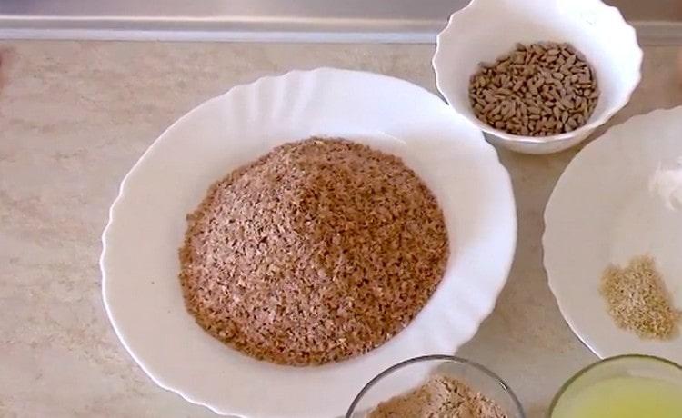 Sinusukat namin ang kinakailangang bilang ng bran.