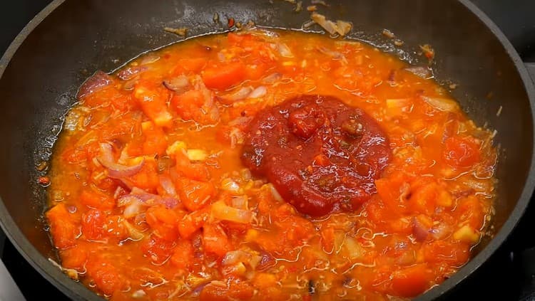 Derefter tilsættes ketchup eller tomatpuré.