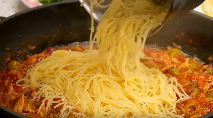 Vi overfører den færdige pasta til saucen.