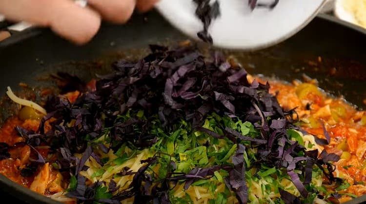 Tilsæt basilikum, persille og ost.
