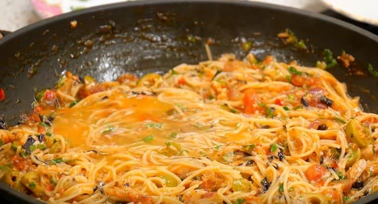 Her har vi sådan en lækker pasta med tun.