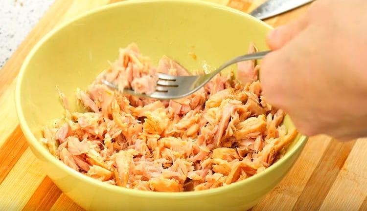 Elt med en gaffel dåse tun.