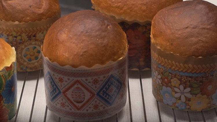 Bolos de Páscoa estão prontos, eles devem esfriar completamente.