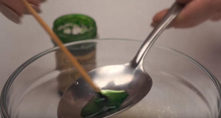 Literalmente, em algumas gotas de água, dissolvemos o corante alimentar.