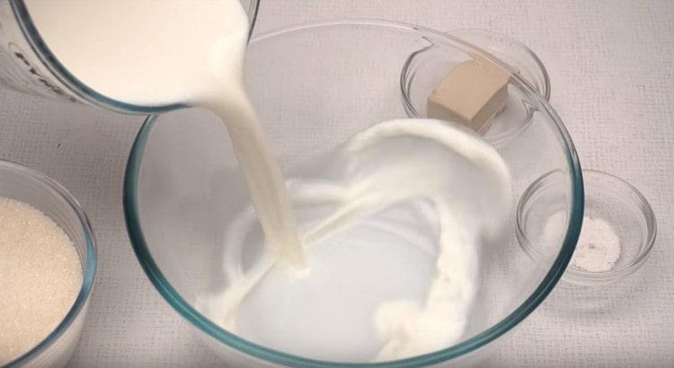 Despeje o leite quente em uma tigela.