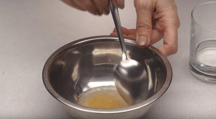 Dissolver a gelatina em água.