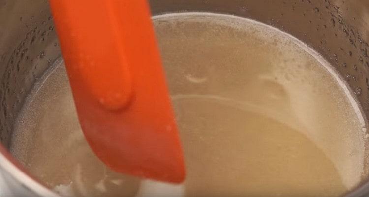 Cozinhe a calda até que o açúcar esteja completamente dissolvido.