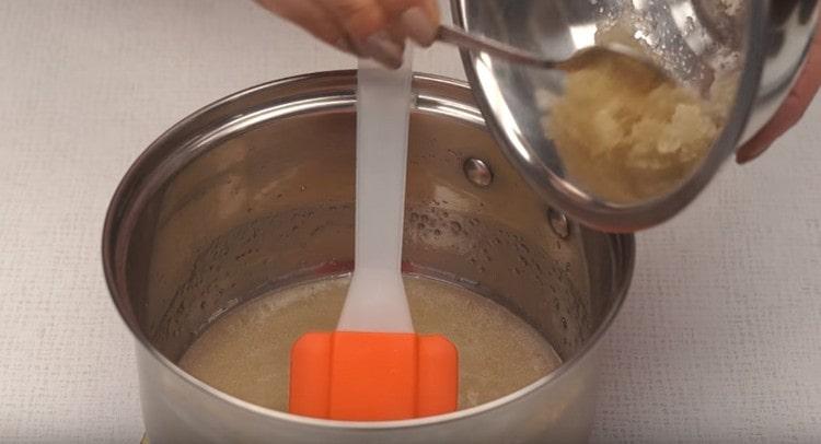 Depois de remover a calda do fogo, adicione gelatina.