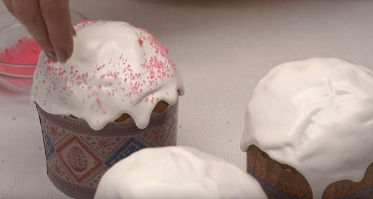 Polvilhe bolos com açúcar colorido.