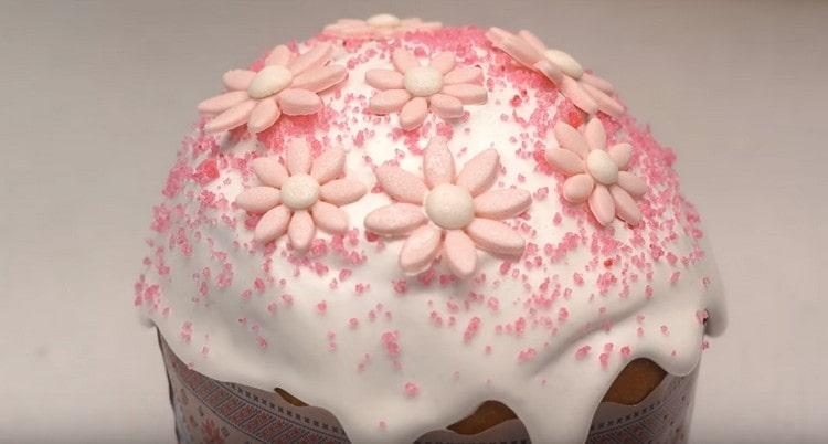 Tal bolo de Páscoa parece muito elegante.