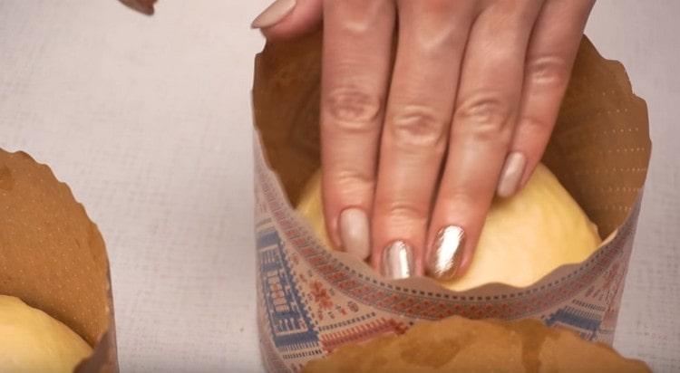 Organizamos os espaços em branco nos moldes dos bolos de Páscoa.