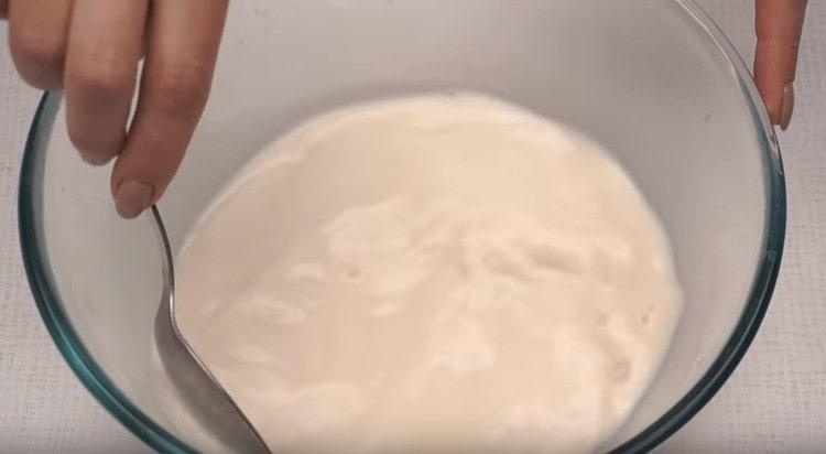 Misture a massa até ficar homogênea e coloque em um lugar quente.