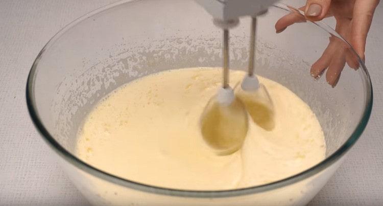 Adicione o açúcar aos ovos e bata.