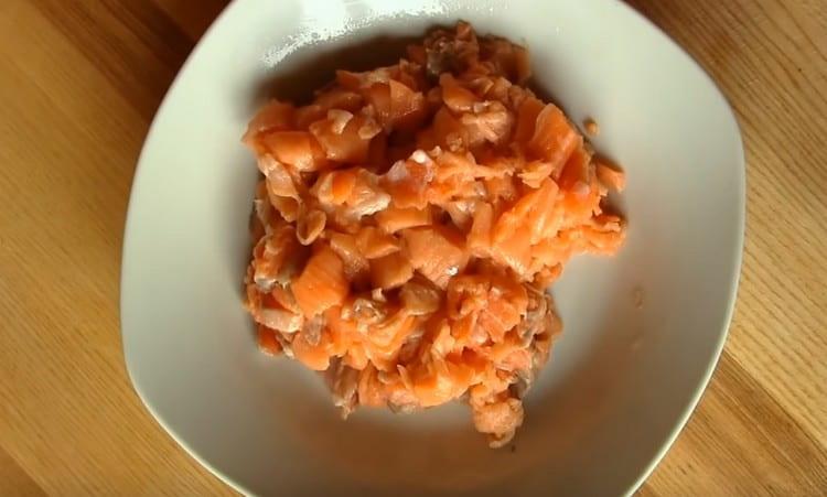 Gupitin ang fillet ng salmon sa isang maliit na kubo.