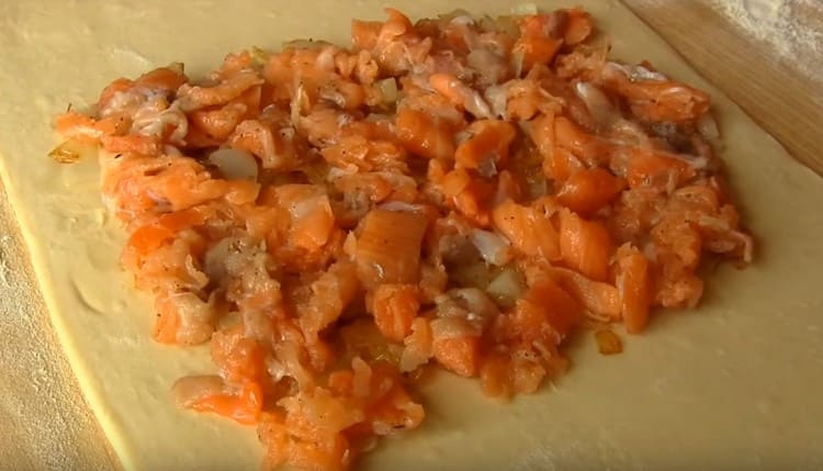 Sa tuktok ng sibuyas ay kumakalat kami ng mga piraso ng isda.