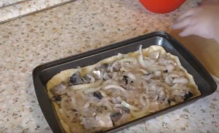 Die Füllung gleichmäßig auf den Teig geben.