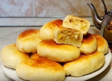 Gătit plăcinte delicioase la cuptor cu varză și ouă conform unei rețete pas cu pas cu o fotografie.