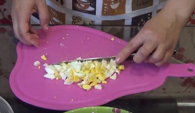 النرد بيض مسلوق.