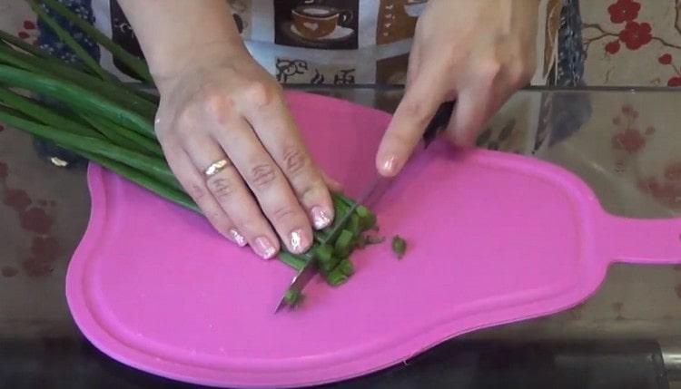 طحن البصل الأخضر.