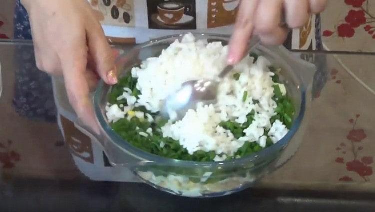 نربط البيض المفروم والبصل والأرز.