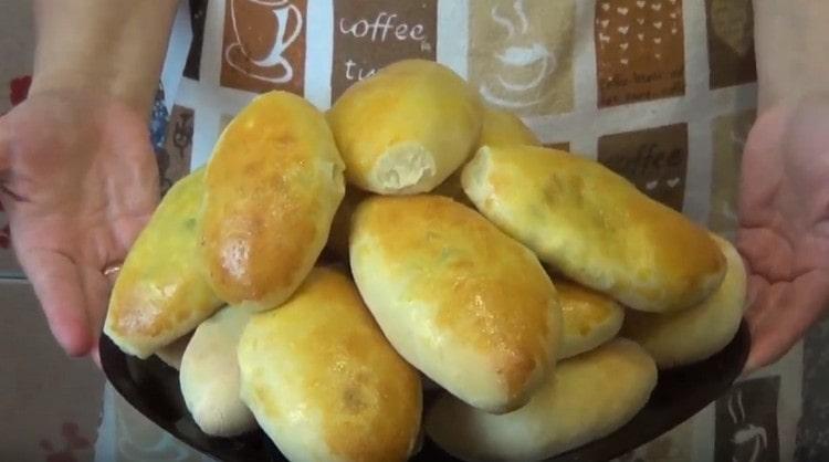 هذه هي الفطائر في الفرن مع البيض والأرز الذي حصلنا عليه.