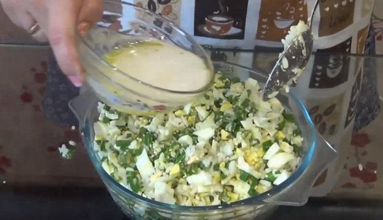 بعد خلط الحشوة ، ملحها ، فلفل ، إضافة الزبدة المذابة.