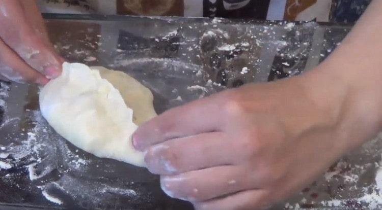 قرصة حواف الفطائر.